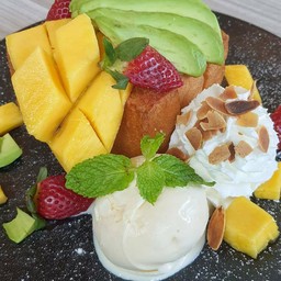Avocado fresh fruit toast (โทสอะโวคาโด้เฟรซฟรุต)