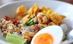 ก๋วยเตี๋ยวหมู (แห้ง) ใส่กระดูกเล้งด้วยคะ