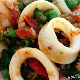 กระเพราหมึกกุ้งราดข้าว