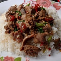 ข้าวราดผัดกระเพราเครื่องในไก่