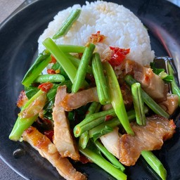 ผัดคะน้าหมูกรอบถั่วฝักยาว