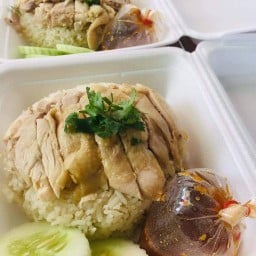 พีพี ข้าวมันไก่ / ยำปลาดุกฟู