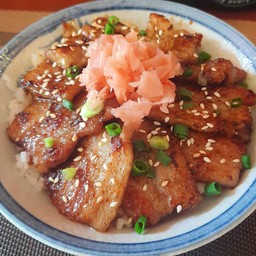 ข้าวหมูย่าง ซอสญี่ปุ่น