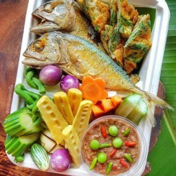 ชุดกะปิชะอมทอดปลาทูทอดผักรวมไข่ต้มมะเขือยาวทอด  รอเพียงแค่ 10นาที เสร็จ!!!!