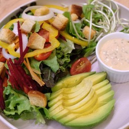 SALAD อะโวคาโด้เทาซันสลัด ขนมปังกรอบ