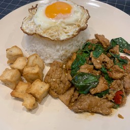 ผัดโหระพาหมูชิ้น+ไข่ไก่ดาว+หมูยอทอด