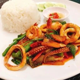 ข้าวผัดพริกแกงกุ้งปลาหมึก