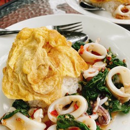 ข้าวกระเพราปลาหมึก+ไข่เจียว