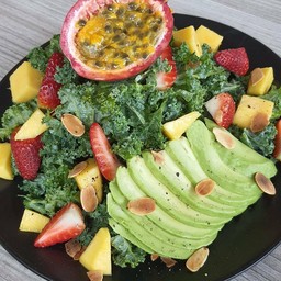 Avocado +  Kale + Strawberry  Salad  อะโวคาโด้ + เคล + สตรอเบอร์รี่ สลัด