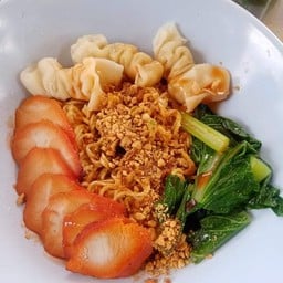 มาม่า ผัดขี้เมา แห้ง เกี๊ยวหมูแดง