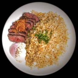 ข้าวผัดมันเนื้อย่างและไข่ออนเซ็น