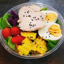 สลัดอกไก่พริกไทยดำ ไข่ต้ม