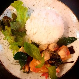 ข้าวกะเพราแซลมอนพริกแห้ง