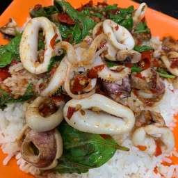 กระเพราหมึกกล้วย ราดข้าว