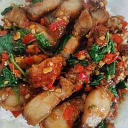 กระเพราหมูกรอบราดข้าว