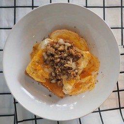 โทสต์ไข่หน้าหมูสับผัดหัวหอม