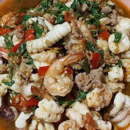 ผัดกระเพรารวมมิตรราดข้าว+ฟรีไข่ดาว หรือ ไข่เจียว