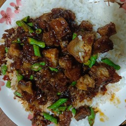 ผัดหมูกรอบน้ำพริกเผาราดข้าว