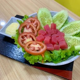 สลัดผักทูน่าสด น้ำสลัดงาคั่ว