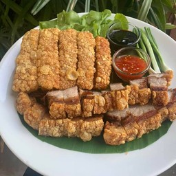 เจ๊นุ้ยหมูกรอบสาขาตลาด K space