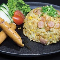 ข้าวผัดกระเทียมไส้กรอกญี่ปุ่น