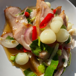 ยำคอหมูย่างกระเทียมโทน