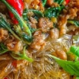 กระเพราวุ้นเส้นหมูสับราดข้าว