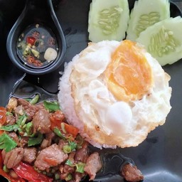 กะเพราเนื้อ ราดข้าวไข่ดาว