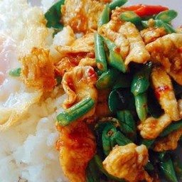 ข้าวผัดพริกแกงไก่ ไข่ดาว
