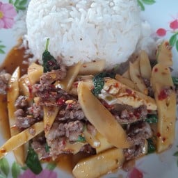 กระเพาหมูชชิ้นหน่อไม้ราดข้าว