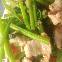 ผัดผักบุ้งไฟแดงหมูชิ้น