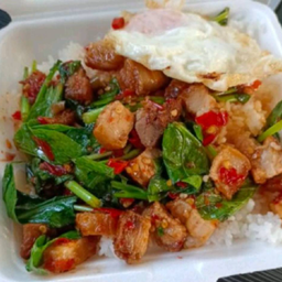 คะน้าหมูกรอบ ราดข้าว