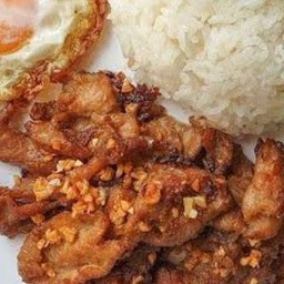 ข้าว หมูทอดกระเทียม ใส่ไข่ดาว