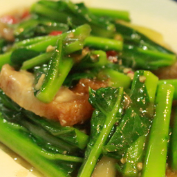 ผัดผักคะน้าหมูกรอบ