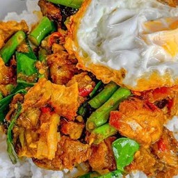 ข้าว ราดพริกแกง หมู ใส่ไข่ดาว