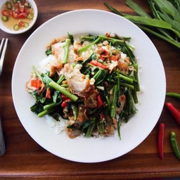 ผัดผักบุ้งไฟแดงราดข้าว