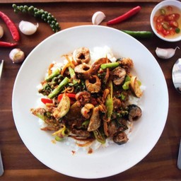 ผัดเผ็ดปลาทับทิมราดข้าว