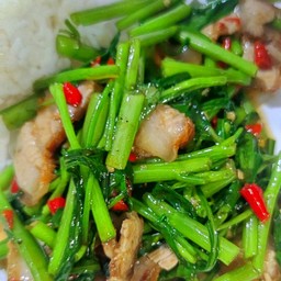 ผักบุ้งไฟแดงหมูกรอบ