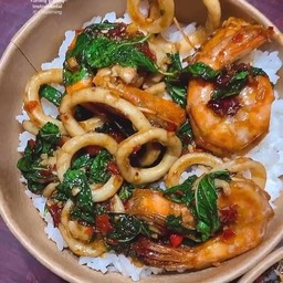 กะเพรากุ้งหมึก กับข้าว