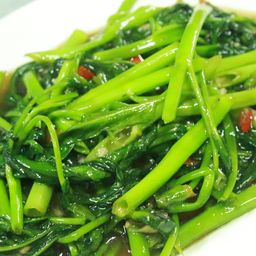 ผัดผักบุ้งหมูกรอบ
