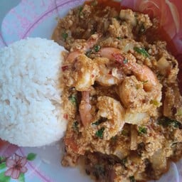 ผัดผงกะหรี่กุ้งราดข้าว