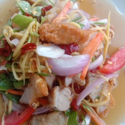 ยําสามกรอบ,ปลากรอบ,ไก่กรอบ,หมูกรอบ