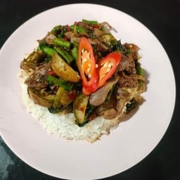 ผัดพริกแกงเผ็ดอเวจีราดข้าว