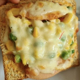 มินิพิซซ่าไส้กรอกผักรวมชีส 35บ./ชิ้น