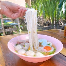 (ห้อยขาคู่สร้าง)เออู๋ก๋วยเตี๋ยวลูกชิ้นหมูวงเวียนใหญ่(30ปี) คู่สร้าง