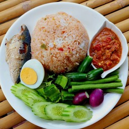 ข้าวคลุกน้ำพริกตาแดงพร้อมผักสด