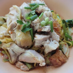 ก๋วยเตี๋ยวไก่ปนหมูกรอบ