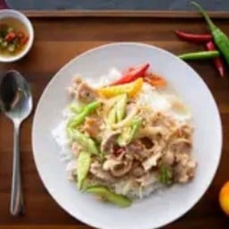 ผัดขิงราดข้าว