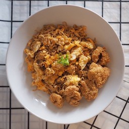 มาม่าผัดไข่+ไก่ป๊อป