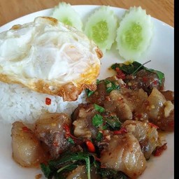 ผัดกระเพาเอ็นแก้ว ราดข้าว